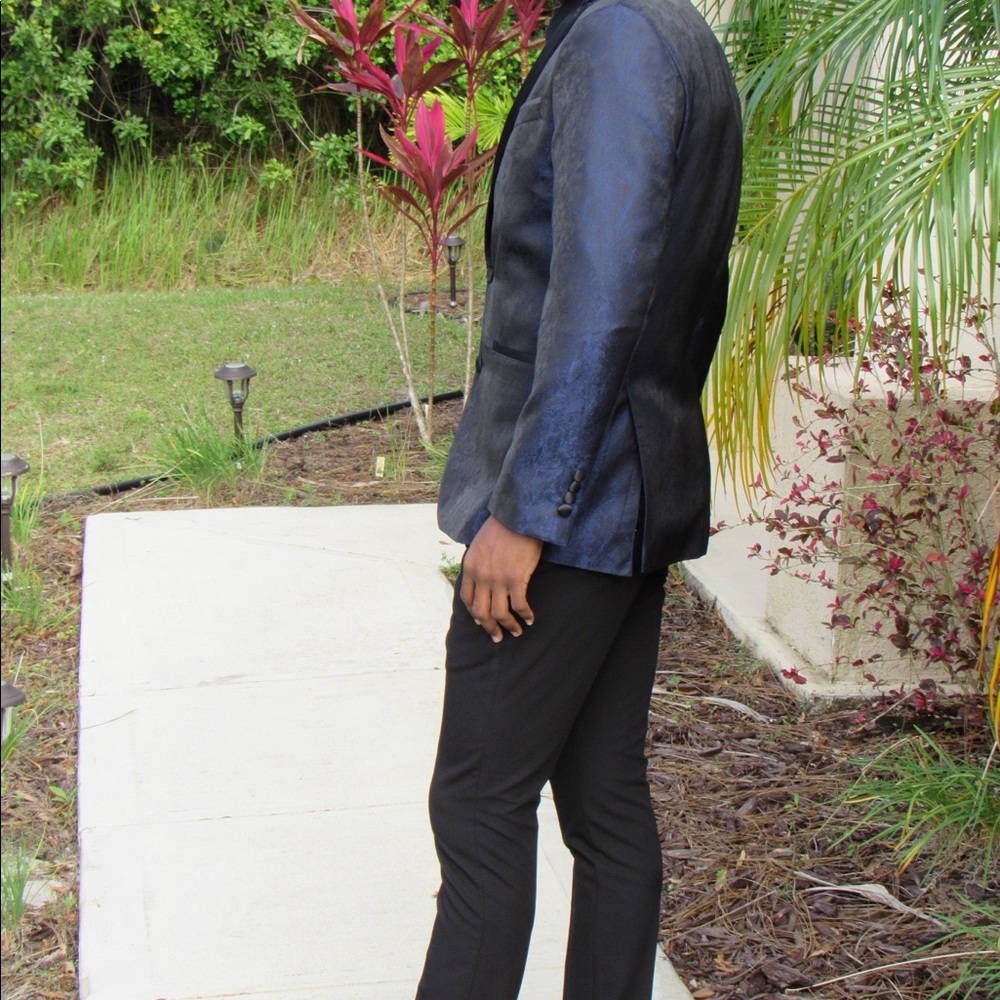 Complete Prom Suit 🕺🏾 - Picture 3 of 3